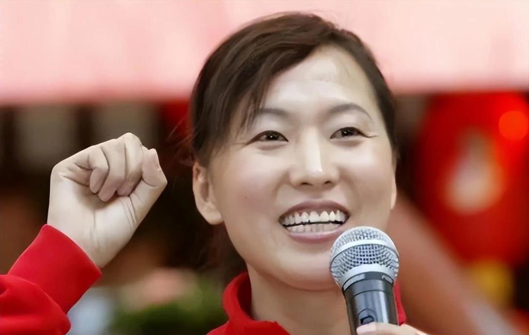 国旗披在肩, 看她跑步 国旗披在肩, 看她跑步