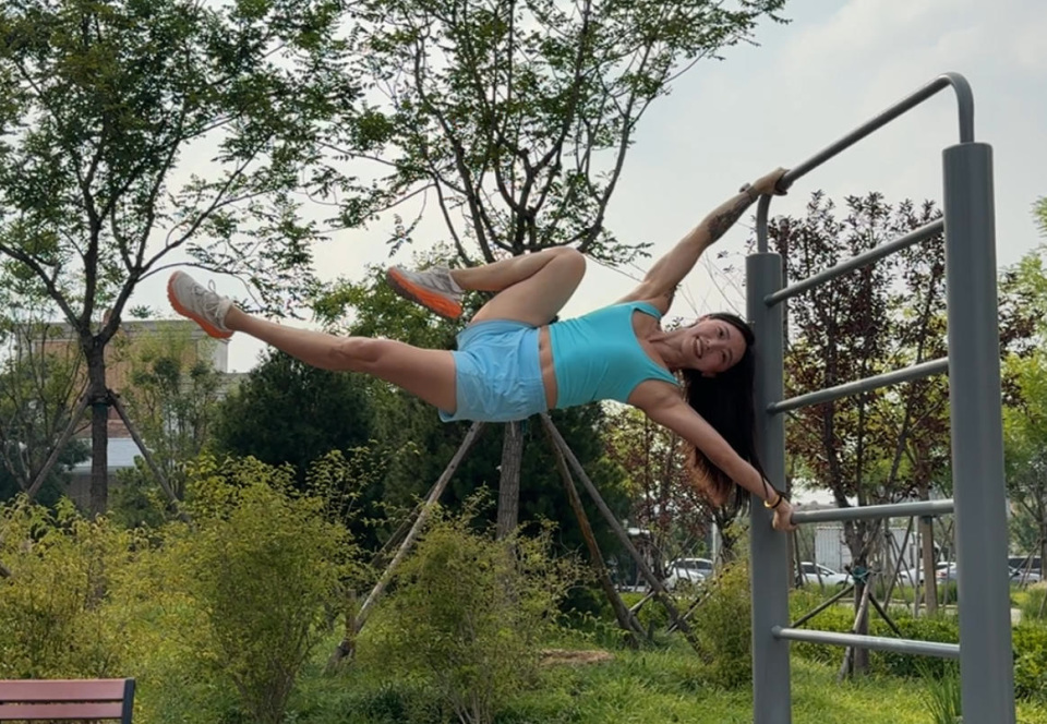 己行不行, 单杠下 己行不行, 单杠下